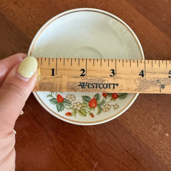 Vintage 1978 Avon Strawberry Fine Porcelain Hand Decorated Plate with Gold Trim - Picture 5 of 5